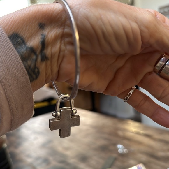 On hold Chunky sterling silver cross bangle bracelet - Picture 6 of 6